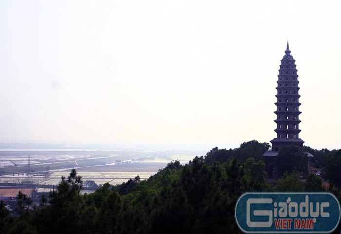 Bảo tháp đối diện Đại Phật tượng A-di-đà trên núi Phật tích